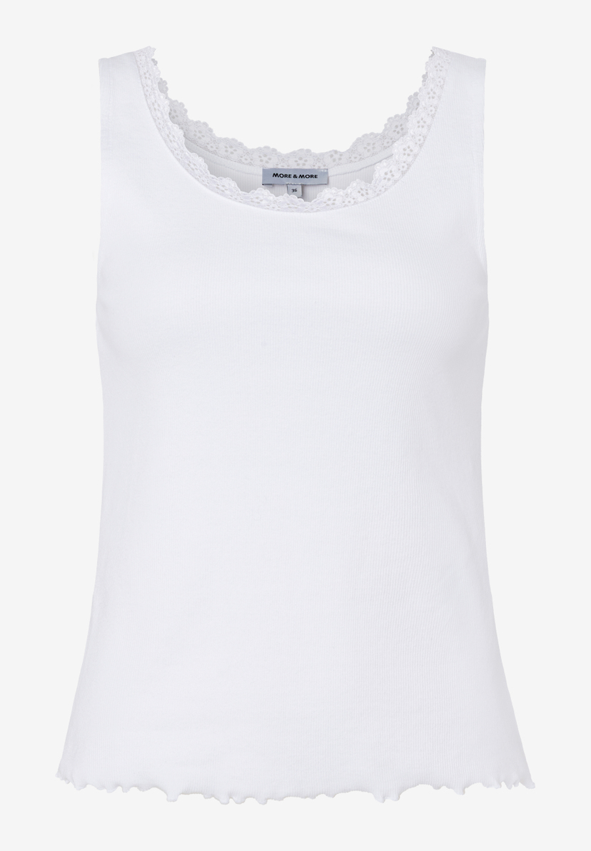 Ein weißes MORE & MORE Top mit Spitze am Ausschnitt.