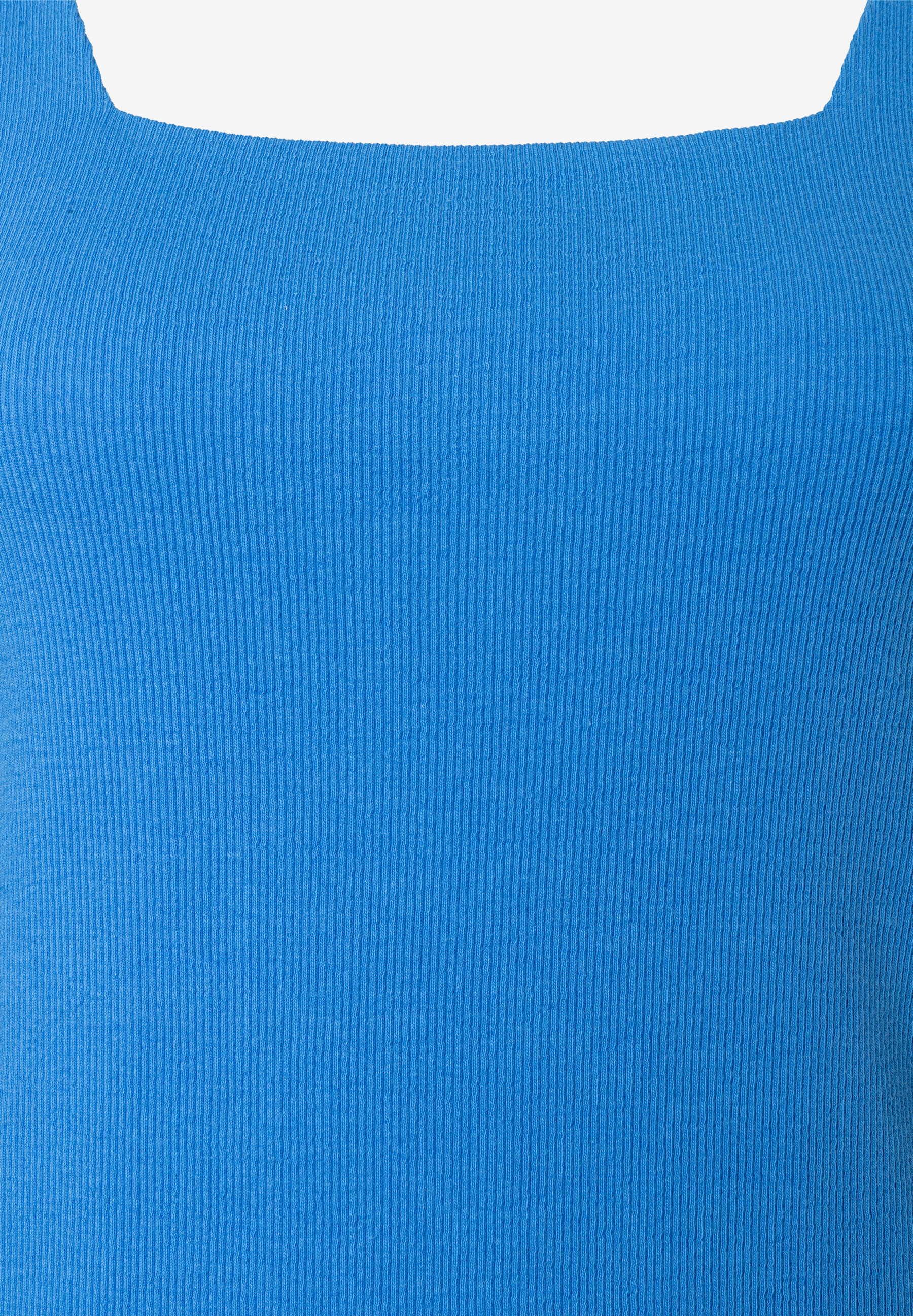 Nahaufnahme eines gerippten, königsblauen MORE & MORE Oberteils mit geradem Ausschnitt. Nahaufnahme eines gerippten, königsblauen MORE & MORE Oberteils mit geradem Ausschnitt.