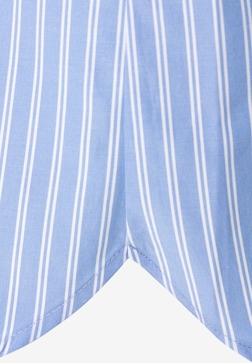 MORE & MORE Bluse: Detailaufnahme des Saums einer blau-weiß gestreiften Bluse. MORE & MORE Bluse: Detailaufnahme des Saums einer blau-weiß gestreiften Bluse.