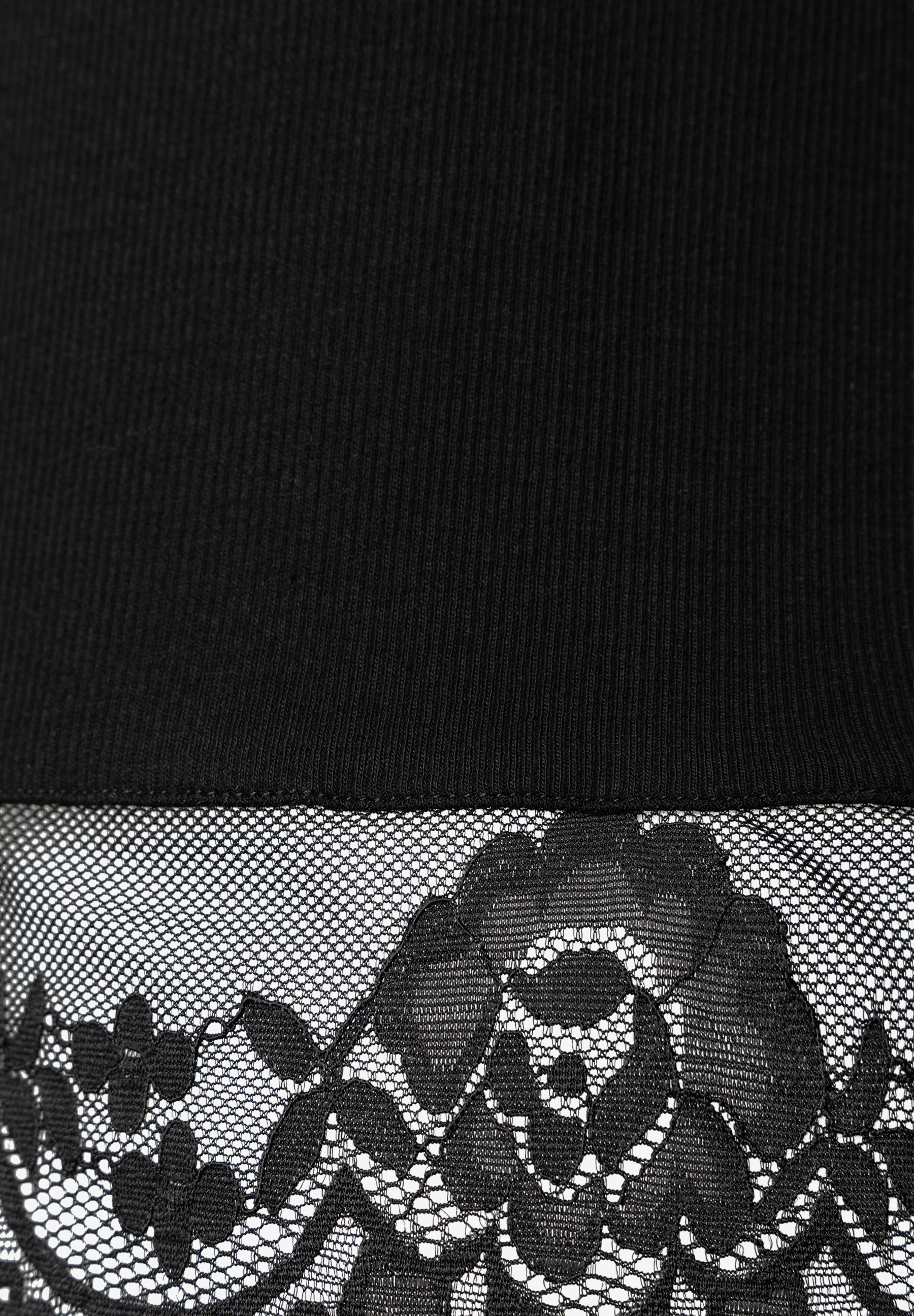 MORE & MORE T-Shirt/Top mit elegantem schwarzem Spitzenbesatz am Saum, der auf feinem Netzstoff Blumenmuster zeigt. MORE & MORE T-Shirt/Top mit elegantem schwarzem Spitzenbesatz am Saum, der auf feinem Netzstoff Blumenmuster zeigt.