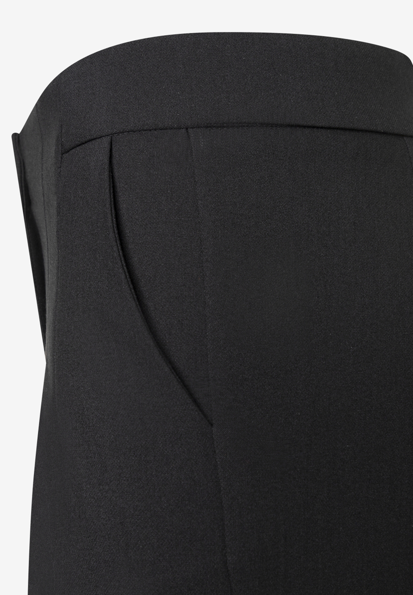MORE & MORE schwarze Hose/Jeans, Detailaufnahme einer diagonalen Vordertasche mit Bund.