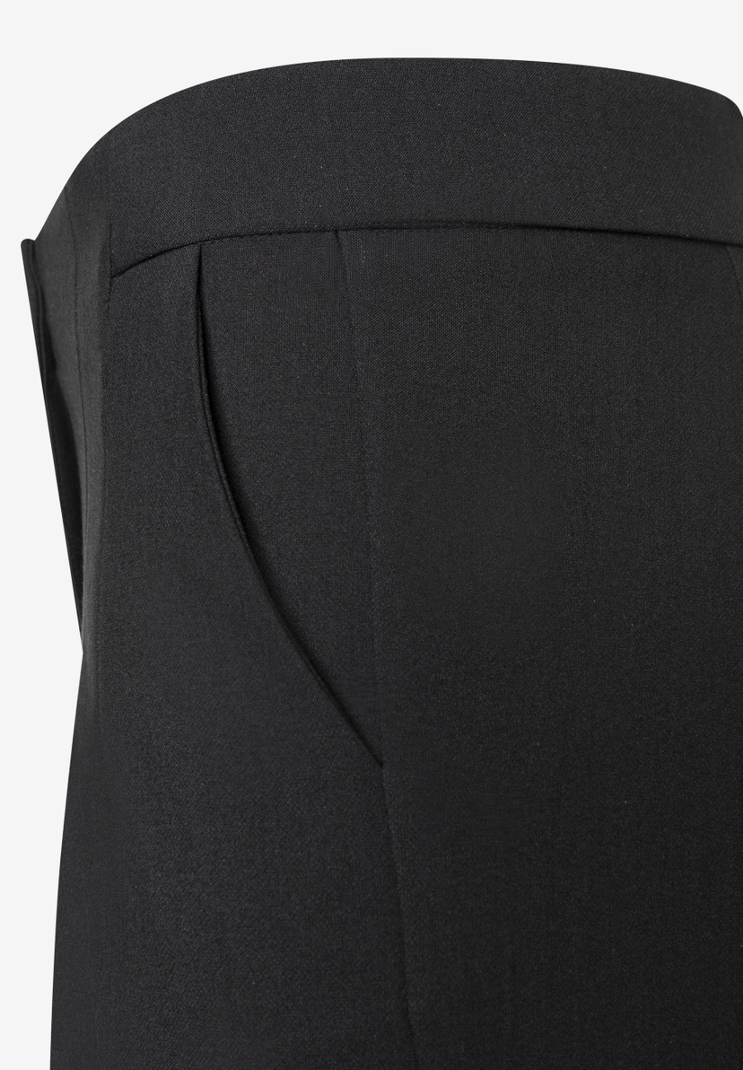 MORE & MORE schwarze Jeans/Hosen, Detailaufnahme der strukturierten Vorderseite. Bund sichtbar, darunter eine geschwungene Naht. MORE & MORE schwarze Jeans/Hosen, Detailaufnahme der strukturierten Vorderseite. Bund sichtbar, darunter eine geschwungene Naht.