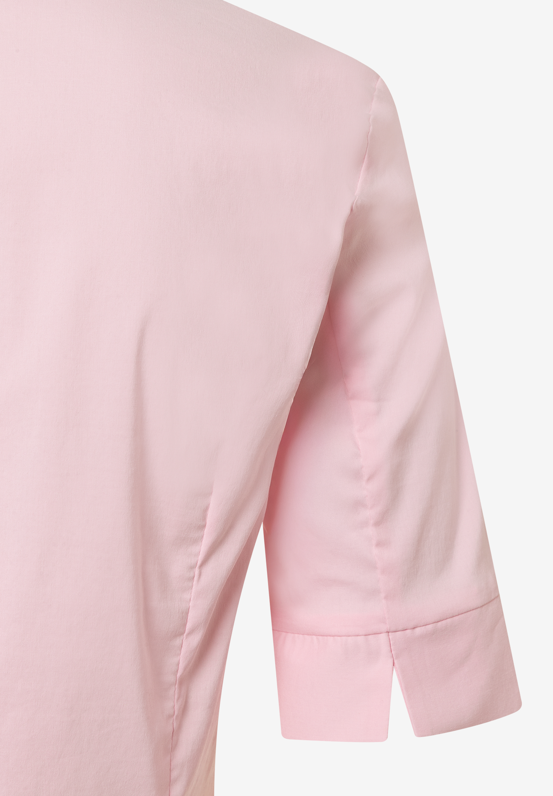 Detailaufnahme einer zartrosa MORE & MORE Bluse mit Popeline-Material und halblangen Ärmeln. Detailaufnahme einer zartrosa MORE & MORE Bluse mit Popeline-Material und halblangen Ärmeln.