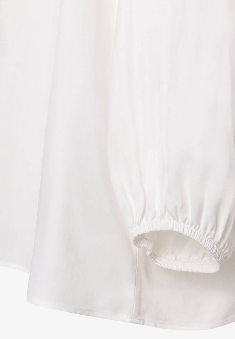 Detailaufnahme einer weißen MORE & MORE Bluse mit fließender Viskose-Konstruktion und gerafftem Ärmel. Detailaufnahme einer weißen MORE & MORE Bluse mit fließender Viskose-Konstruktion und gerafftem Ärmel.