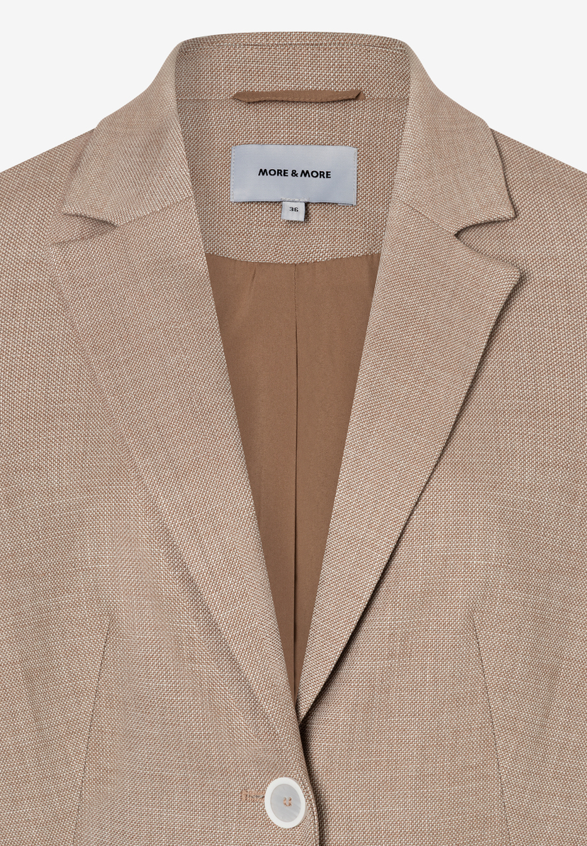 Nahaufnahme eines MORE & MORE Blazers. Webware mit angenehmen Tragekomfort, hellbraun mit Kragen und Knopf. Nahaufnahme eines MORE & MORE Blazers. Webware mit angenehmen Tragekomfort, hellbraun mit Kragen und Knopf.
