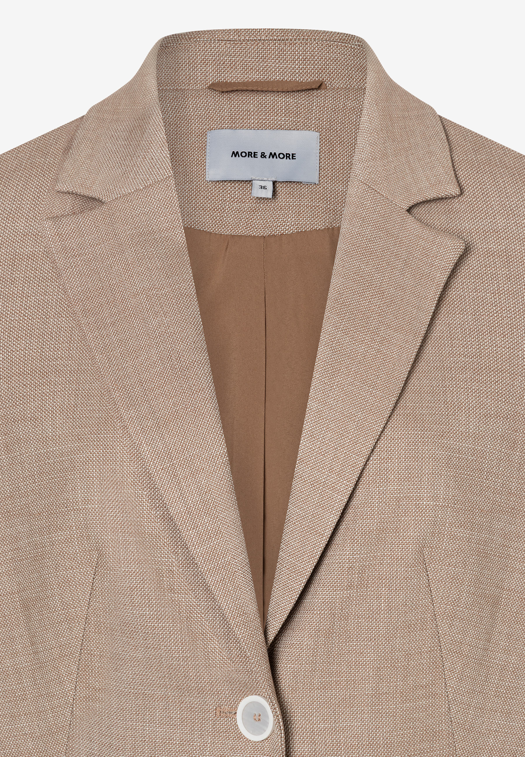 Nahaufnahme eines MORE & MORE Blazers. Webware mit angenehmen Tragekomfort, hellbraun mit Kragen und Knopf. Nahaufnahme eines MORE & MORE Blazers. Webware mit angenehmen Tragekomfort, hellbraun mit Kragen und Knopf.