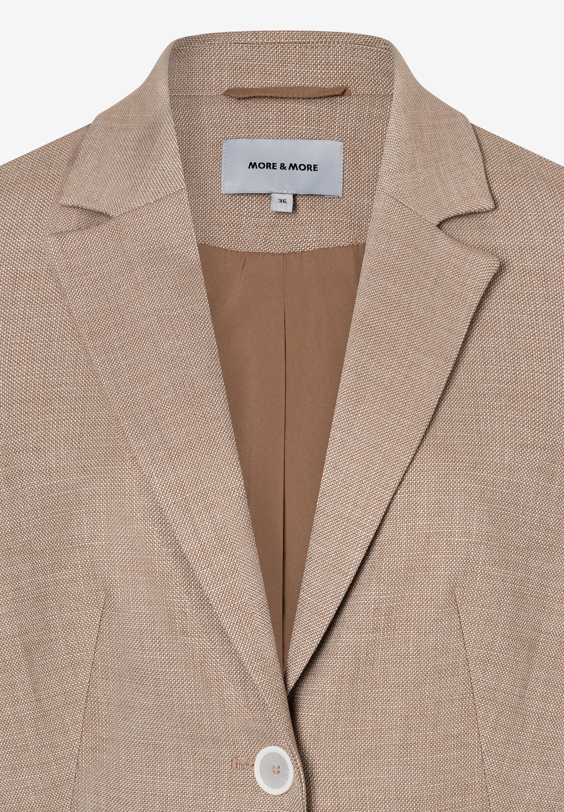 Nahaufnahme eines MORE & MORE Blazers. Webware mit angenehmen Tragekomfort, hellbraun mit Kragen und Knopf. Nahaufnahme eines MORE & MORE Blazers. Webware mit angenehmen Tragekomfort, hellbraun mit Kragen und Knopf.