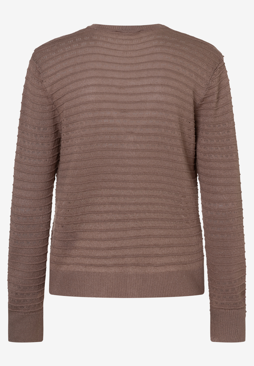 Ein brauner Strukturstrick-Pullover von MORE & MORE mit Rundhals und langen Ärmeln.