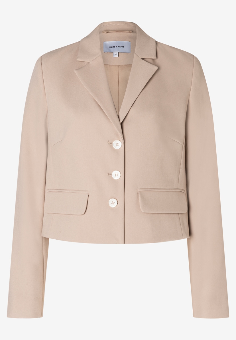 Ein beiger Blazer von MORE & MORE mit drei Knöpfen und zwei Taschen. Ein beiger Blazer von MORE & MORE mit drei Knöpfen und zwei Taschen.