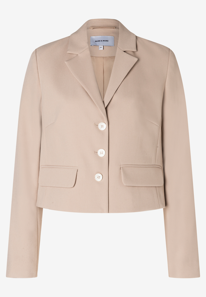 Ein beiger Blazer von MORE & MORE mit drei Knöpfen und zwei Taschen. Ein beiger Blazer von MORE & MORE mit drei Knöpfen und zwei Taschen.