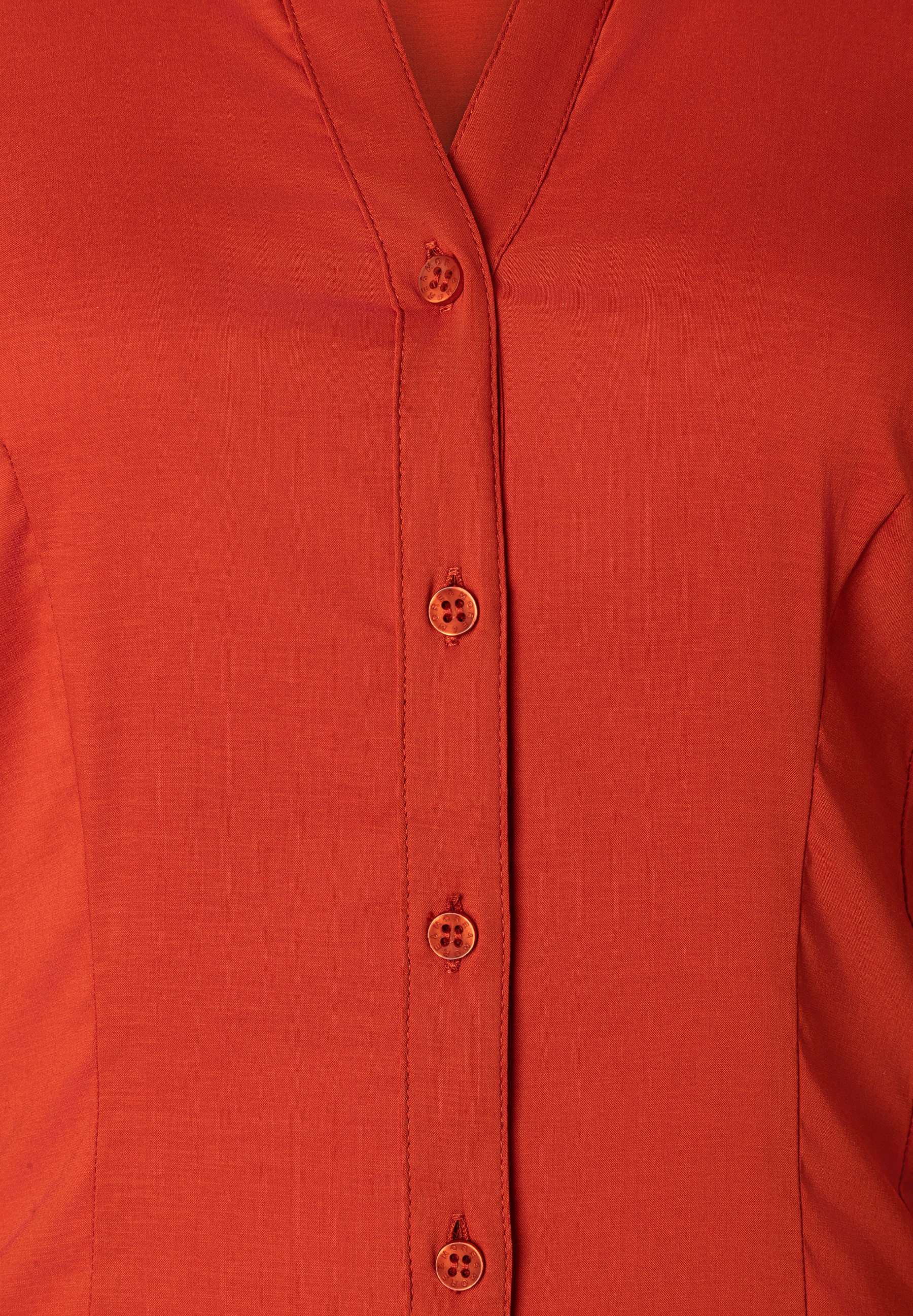 Nahaufnahme einer roten MORE & MORE Bluse mit Knöpfen. Angenehmer Tragekomfort durch elastisches Webware-Material. Nahaufnahme einer roten MORE & MORE Bluse mit Knöpfen. Angenehmer Tragekomfort durch elastisches Webware-Material.