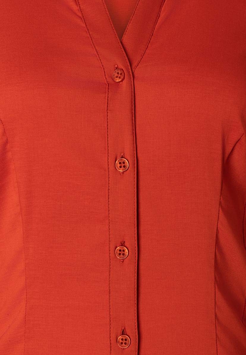 Nahaufnahme einer roten MORE & MORE Bluse mit Knöpfen. Angenehmer Tragekomfort durch elastisches Webware-Material. Nahaufnahme einer roten MORE & MORE Bluse mit Knöpfen. Angenehmer Tragekomfort durch elastisches Webware-Material.