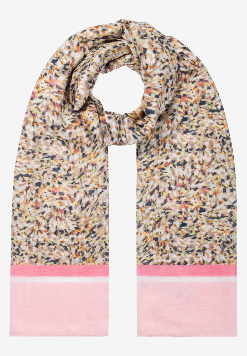 Ein gemusterter MORE & MORE Schal mit rosa Saum ist kunstvoll drapiert. Ein gemusterter MORE & MORE Schal mit rosa Saum ist kunstvoll drapiert.