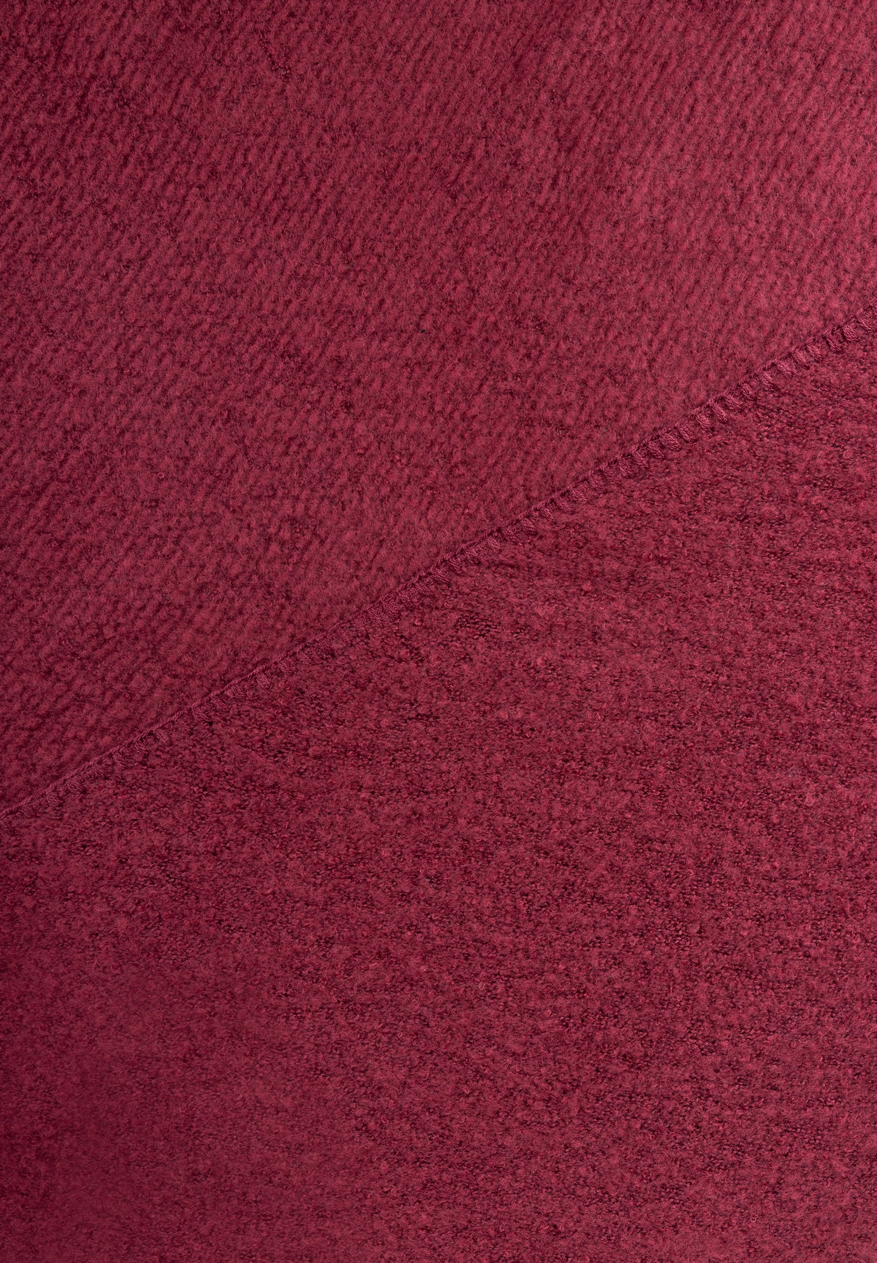 MORE & MORE Accessoires: Nahaufnahme von rotem Stoff mit feiner Rillenstruktur oben und voluminöser Struktur unten, diagonal geteilt. MORE & MORE Accessoires: Nahaufnahme von rotem Stoff mit feiner Rillenstruktur oben und voluminöser Struktur unten, diagonal geteilt.