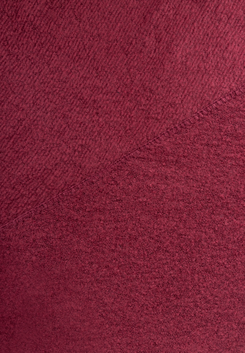 MORE & MORE Accessoires: Nahaufnahme von rotem Stoff mit feiner Rillenstruktur oben und voluminöser Struktur unten, diagonal geteilt. MORE & MORE Accessoires: Nahaufnahme von rotem Stoff mit feiner Rillenstruktur oben und voluminöser Struktur unten, diagonal geteilt.