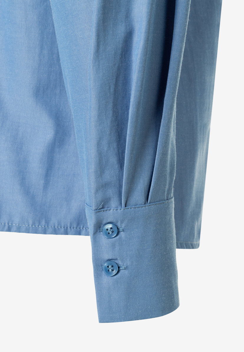 Detailaufnahme einer hellblauen MORE & MORE Bluse, Fokus auf Manschette mit Knöpfen. Detailaufnahme einer hellblauen MORE & MORE Bluse, Fokus auf Manschette mit Knöpfen.