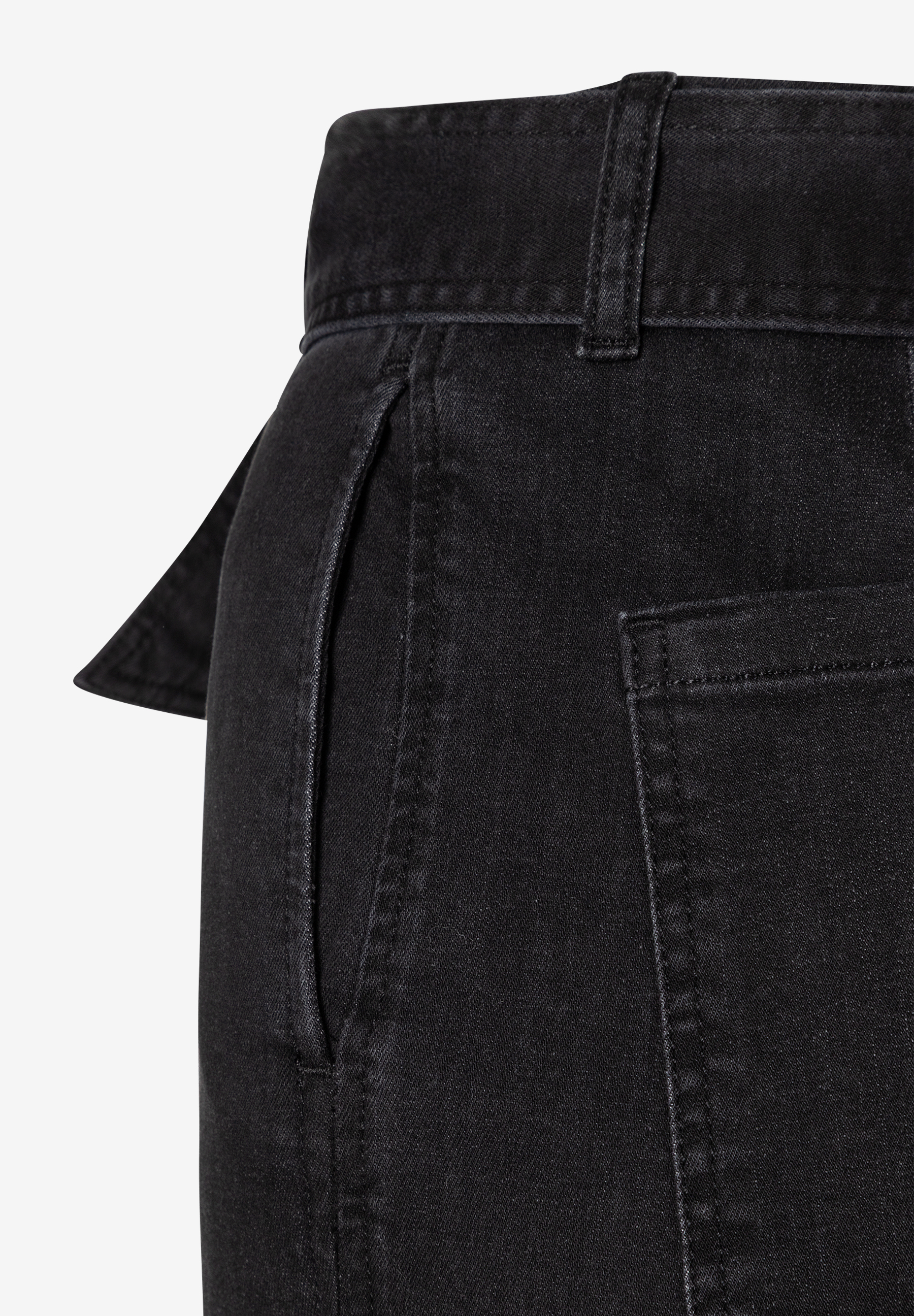 MORE & MORE schwarze Jeans mit schrägem Eingriff und Gürtelschlaufe, minimalistischer Stil. Ideal für SEO.