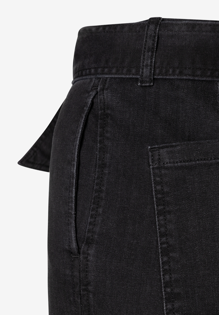 MORE & MORE schwarze Jeans mit schrägem Eingriff und Gürtelschlaufe, minimalistischer Stil. Ideal für SEO.