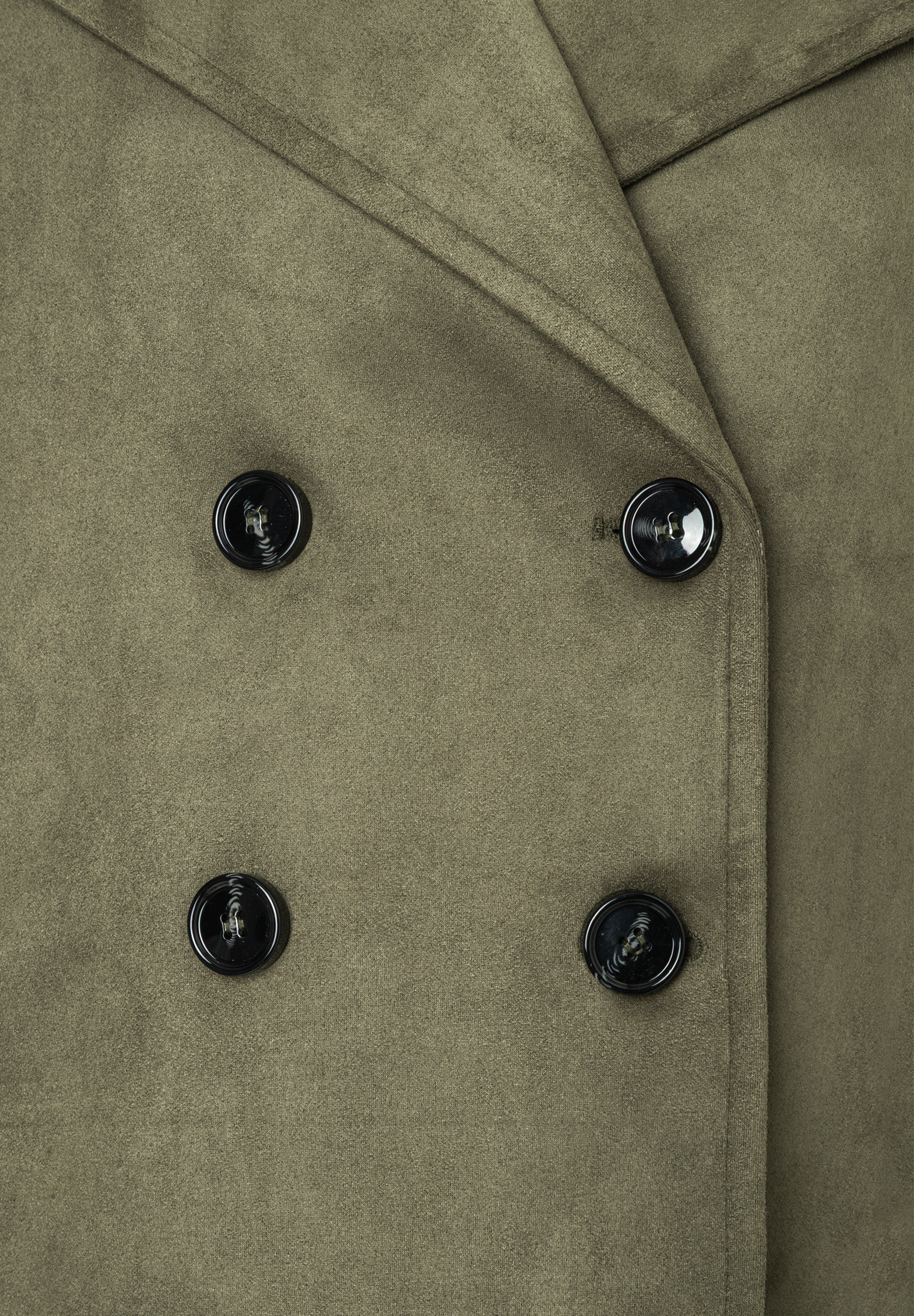 Nahaufnahme eines MORE & MORE Oberteils aus Kunstleder mit vier Knöpfen. Nahaufnahme eines MORE & MORE Oberteils aus Kunstleder mit vier Knöpfen.