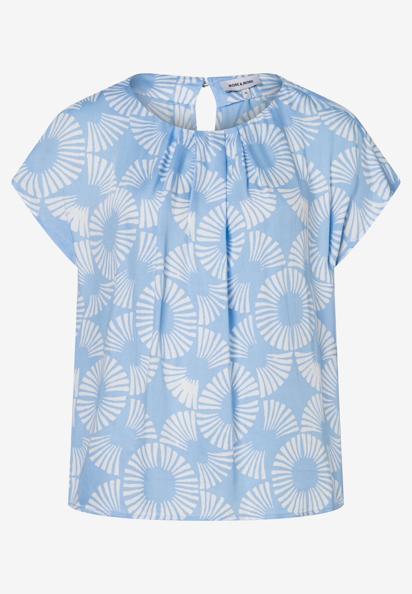 Eine hellblaue MORE & MORE Bluse mit weißem Muster auf einem weißen Hintergrund. Eine hellblaue MORE & MORE Bluse mit weißem Muster auf einem weißen Hintergrund.