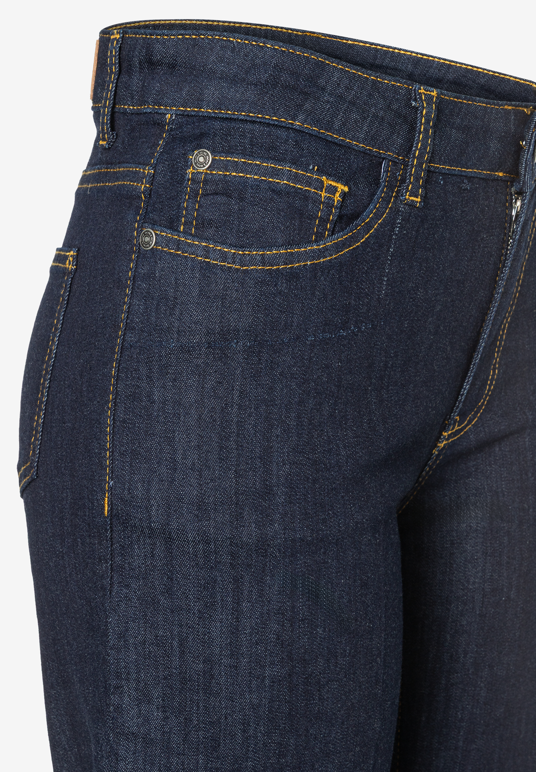 Nahaufnahme einer dunklen MORE & MORE Jeans mit gelben Nähten und einer kleinen Tasche am Bund. Nahaufnahme einer dunklen MORE & MORE Jeans mit gelben Nähten und einer kleinen Tasche am Bund.