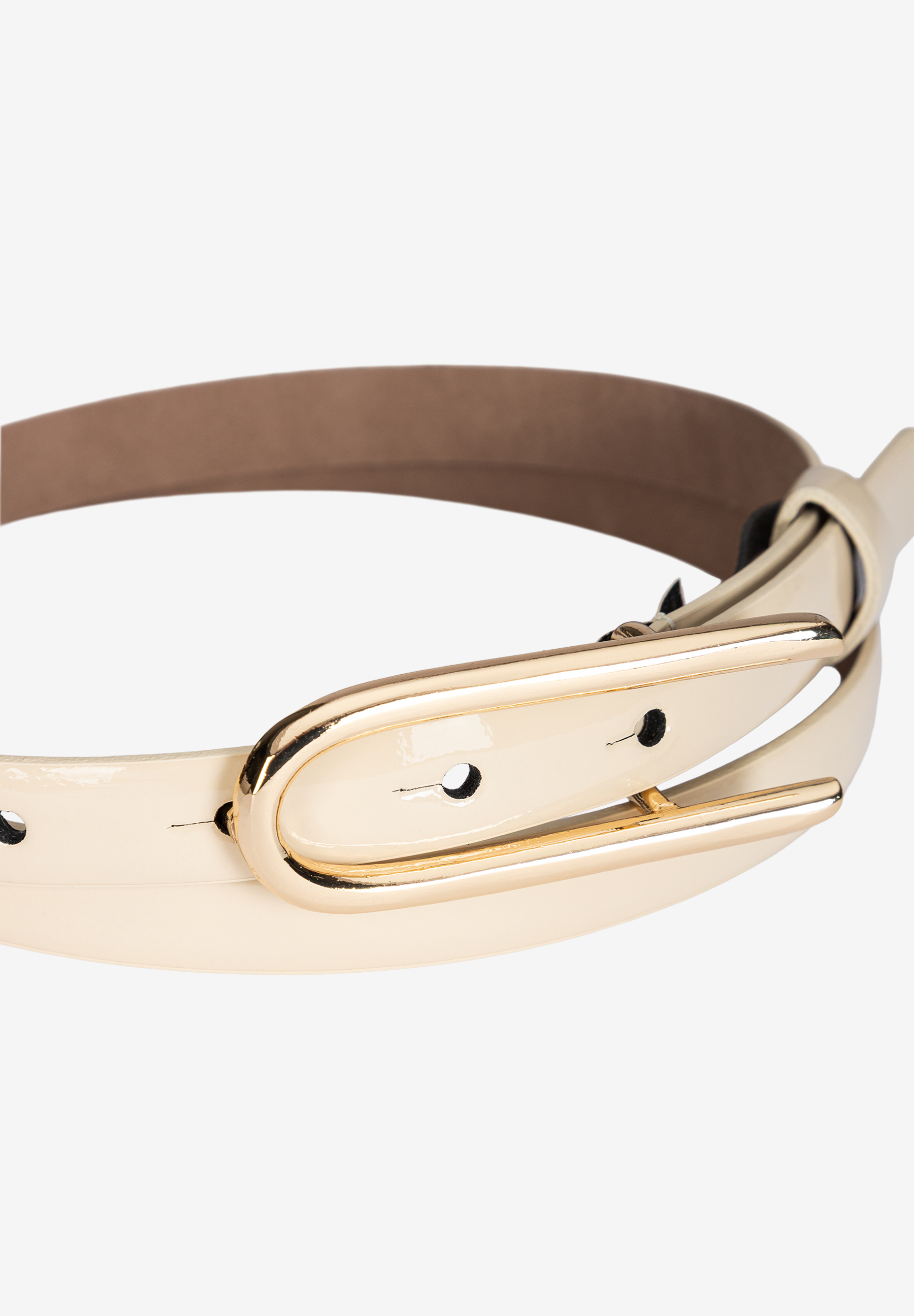 Nahaufnahme eines MORE & MORE Accessoires: Ein schmaler, cremefarbener Lackleder-Gürtel mit goldfarbener, ovaler Schnalle. Nahaufnahme eines MORE & MORE Accessoires: Ein schmaler, cremefarbener Lackleder-Gürtel mit goldfarbener, ovaler Schnalle.