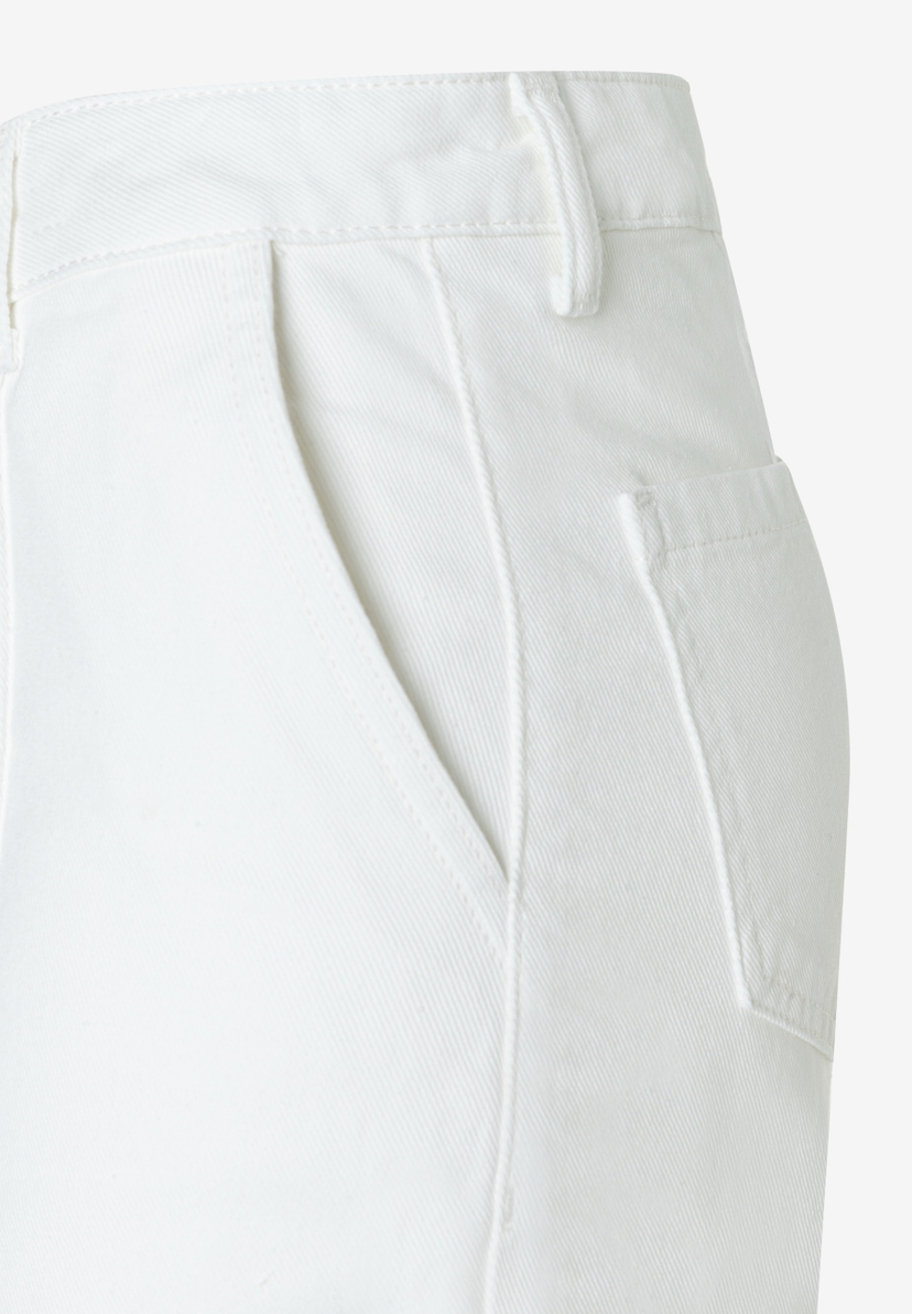 Nahaufnahme der Taille einer weißen MORE & MORE Hose/Jeans. Twill-Material mit Taschen und Gürtelschlaufen. Nahaufnahme der Taille einer weißen MORE & MORE Hose/Jeans. Twill-Material mit Taschen und Gürtelschlaufen.