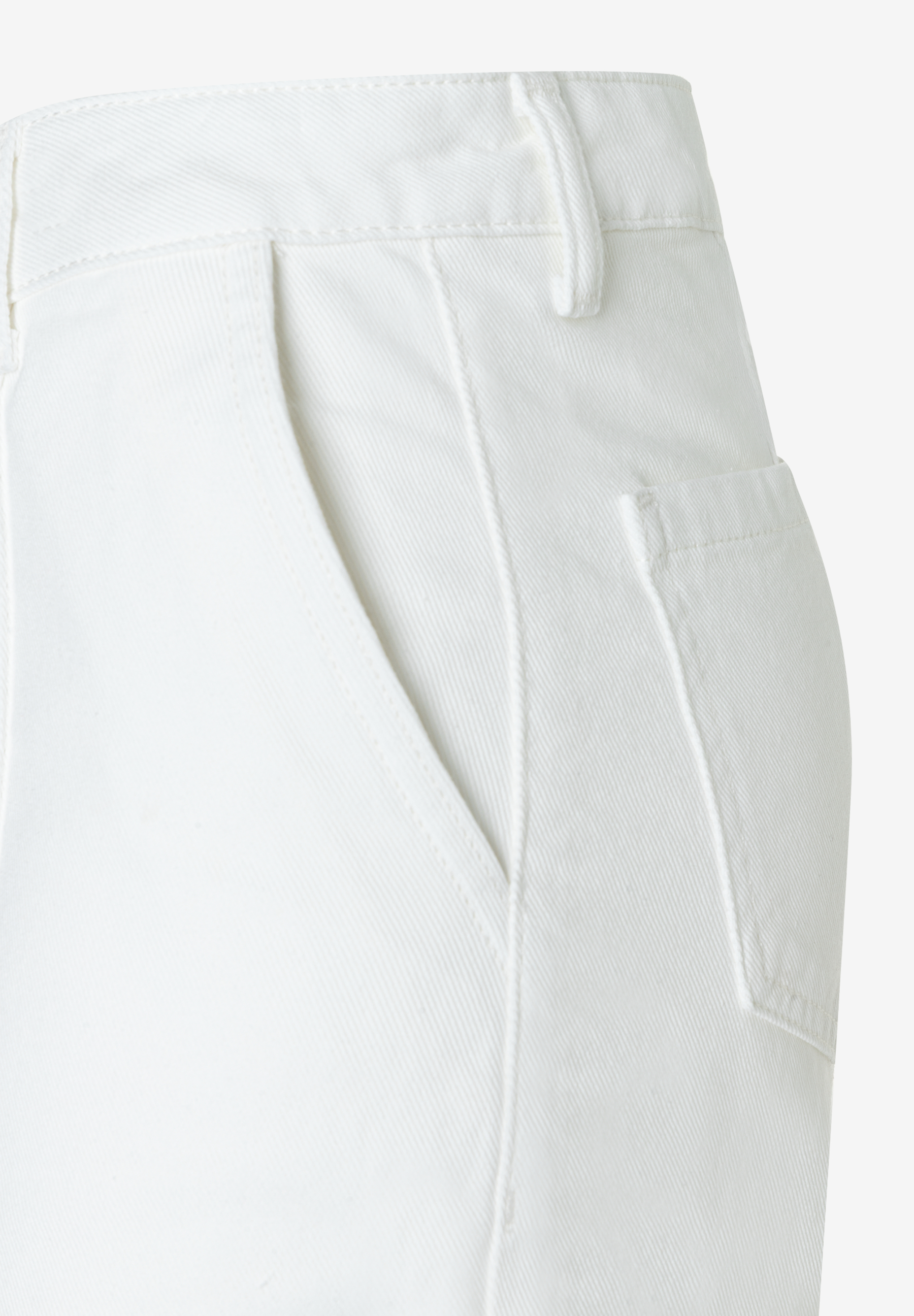 Nahaufnahme der Taille einer weißen MORE & MORE Hose/Jeans. Twill-Material mit Taschen und Gürtelschlaufen. Nahaufnahme der Taille einer weißen MORE & MORE Hose/Jeans. Twill-Material mit Taschen und Gürtelschlaufen.