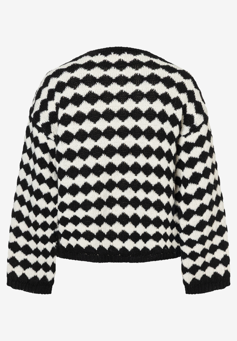 Ein Strickoberteil von MORE & MORE mit einem schwarz-weißen Rautenmuster. Ein Strickoberteil von MORE & MORE mit einem schwarz-weißen Rautenmuster.