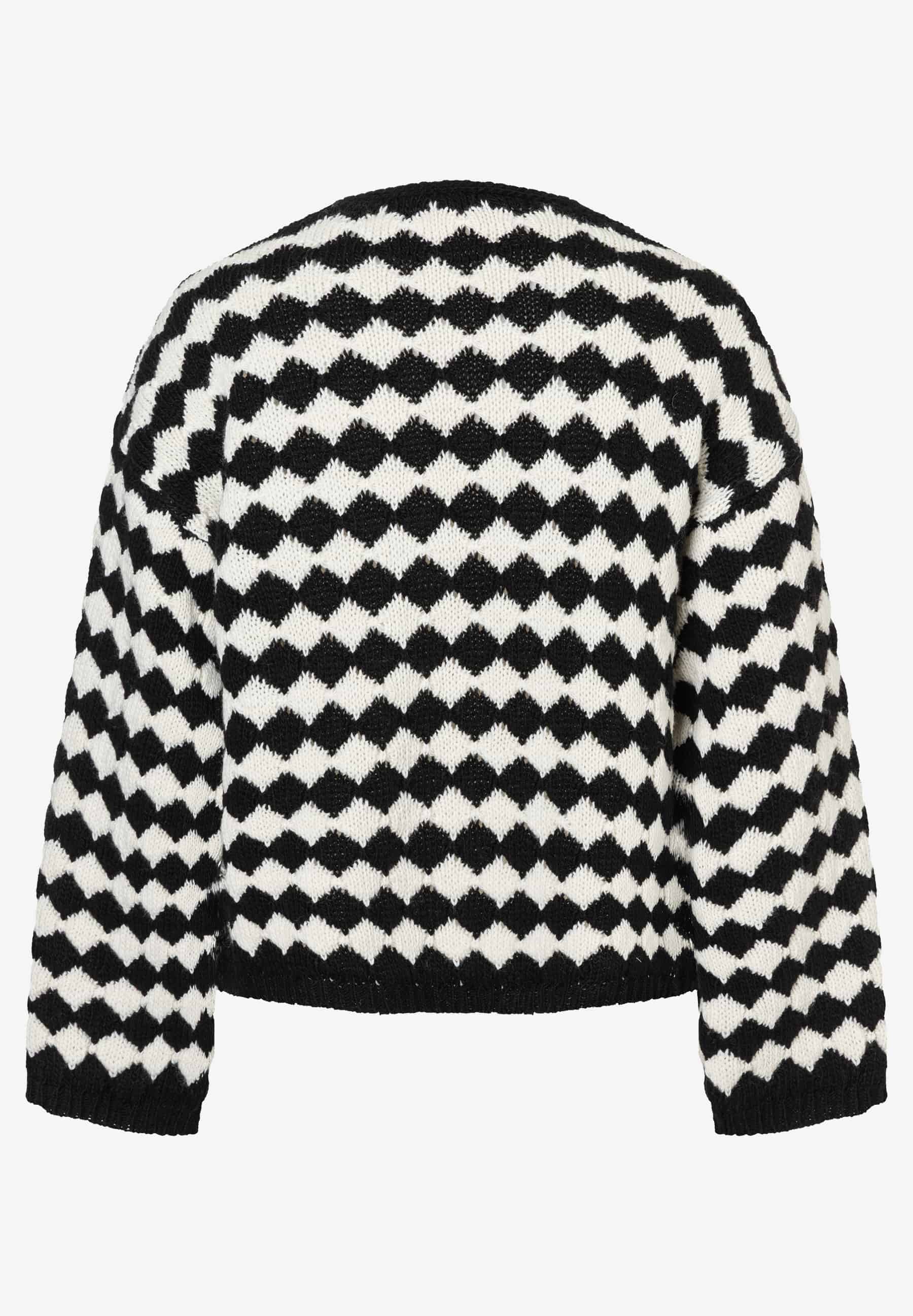 Ein Strickoberteil von MORE & MORE mit einem schwarz-weißen Rautenmuster. Ein Strickoberteil von MORE & MORE mit einem schwarz-weißen Rautenmuster.