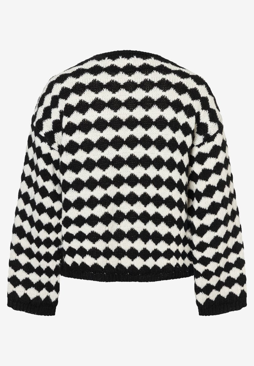 Ein Strickoberteil von MORE & MORE mit einem schwarz-weißen Rautenmuster. Ein Strickoberteil von MORE & MORE mit einem schwarz-weißen Rautenmuster.