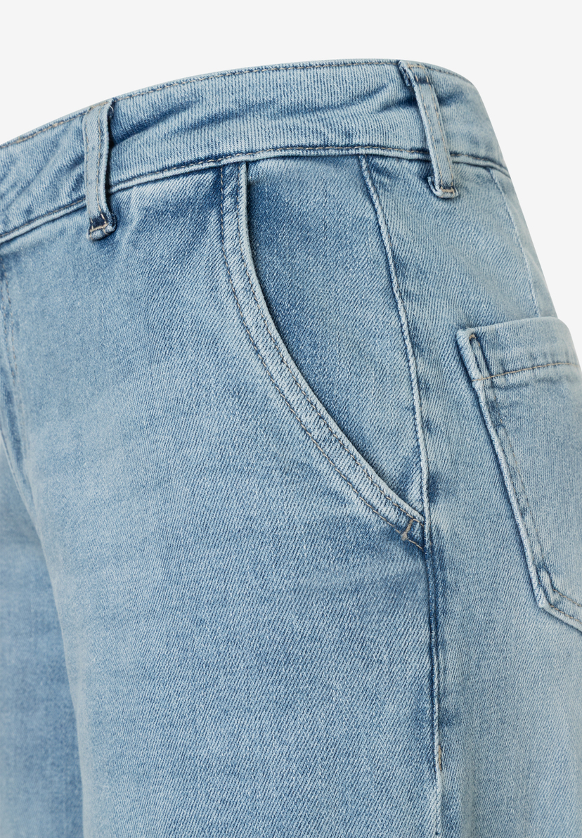 Nahaufnahme von MORE & MORE Jeanshose aus Denim mit Taschen und Gürtelschlaufen. Nahaufnahme von MORE & MORE Jeanshose aus Denim mit Taschen und Gürtelschlaufen.