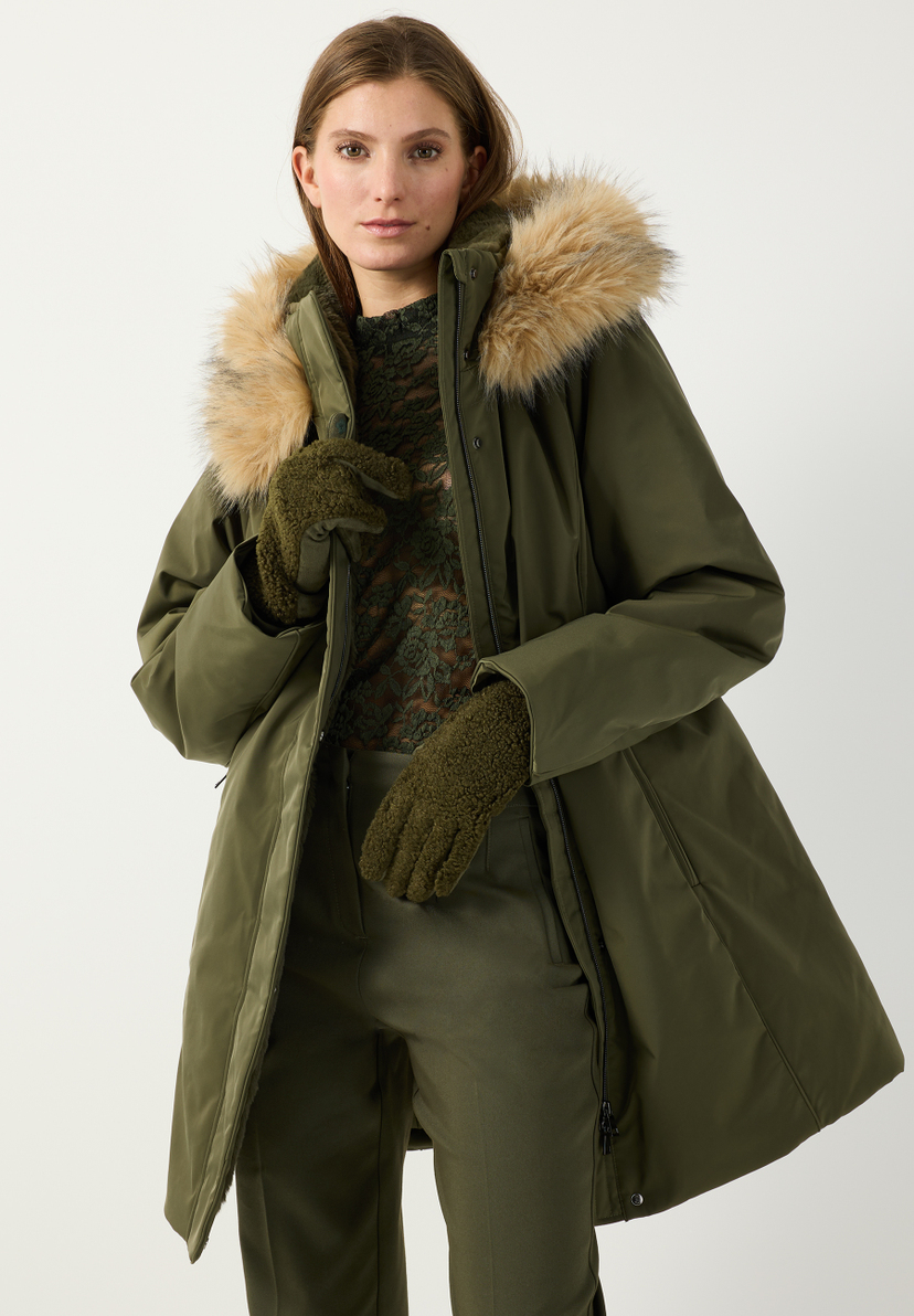 MORE & MORE Damen Parka in Olivgrün mit wärmendem Kunstfellkragen. Idealer, komfortabler Begleiter für kalte Tage.