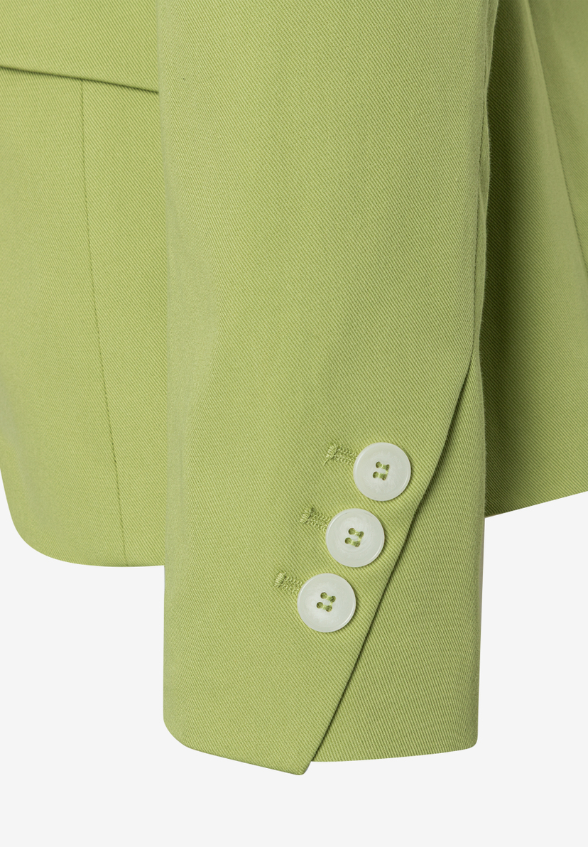 Detailansicht eines hellgrünen MORE & MORE Blazers. Der Ärmel hat drei Knöpfe. Detailansicht eines hellgrünen MORE & MORE Blazers. Der Ärmel hat drei Knöpfe.