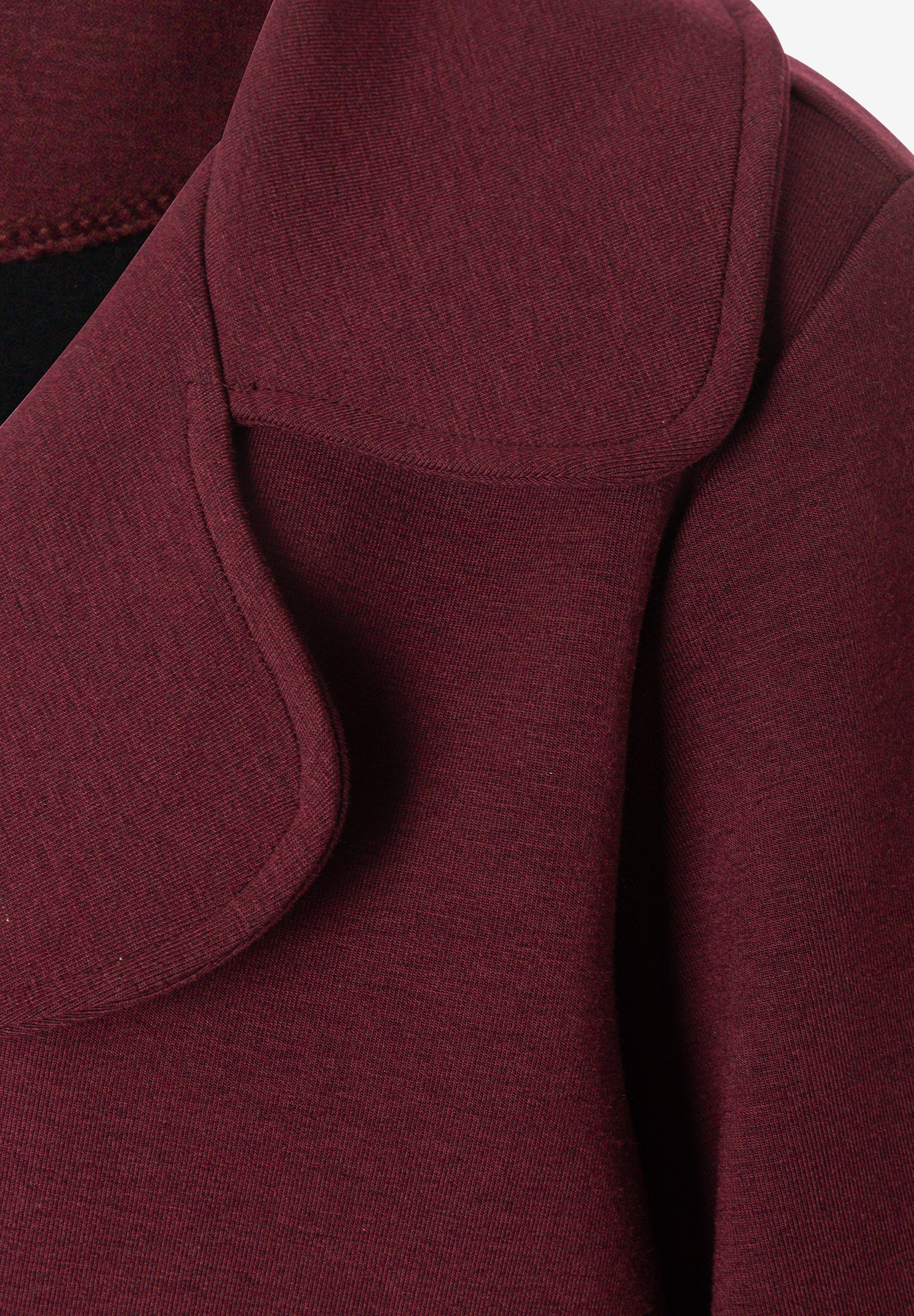 MORE & MORE T-Shirt/Top in weinrot, Detailansicht des Kragens mit eleganten Falten.