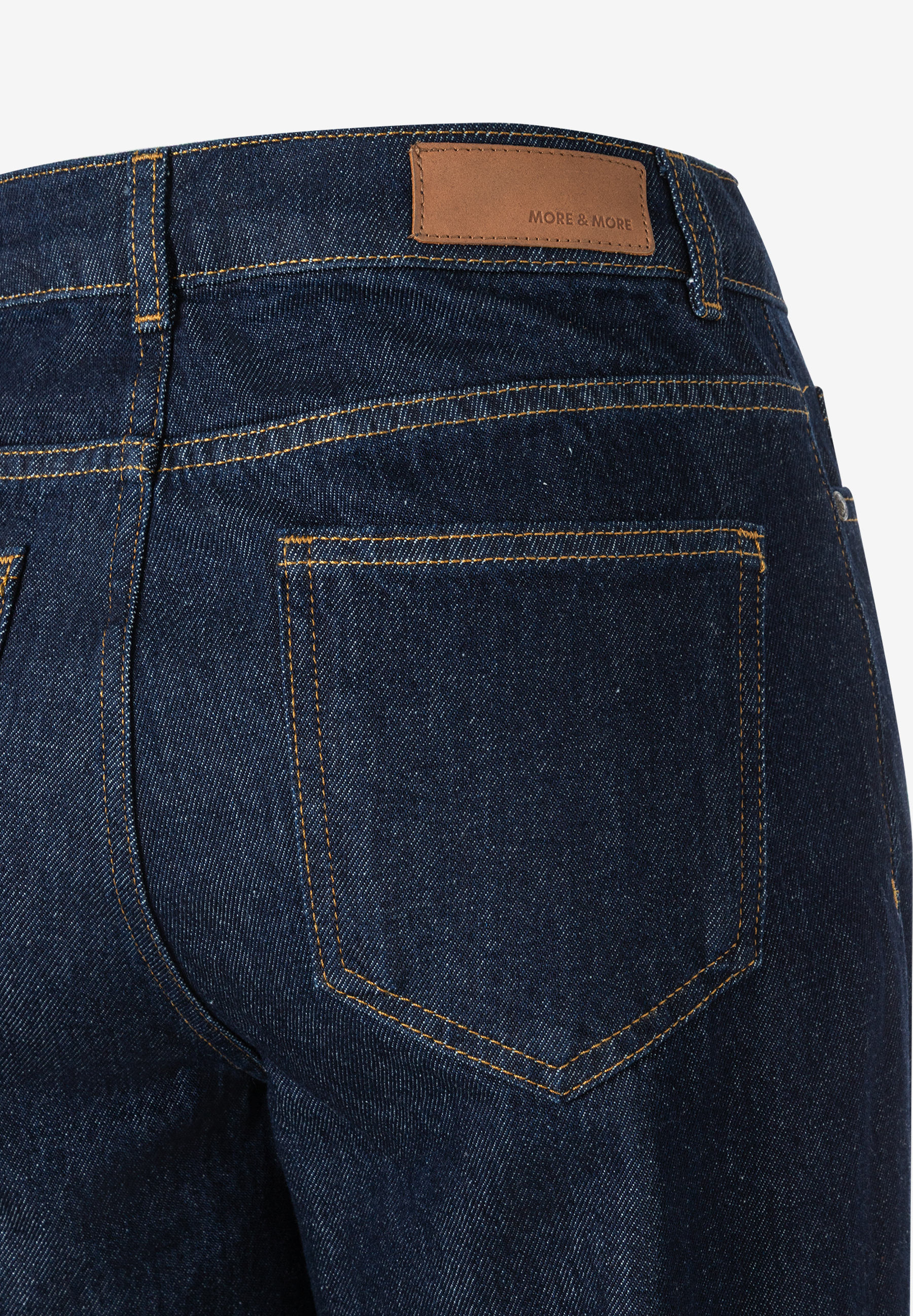 MORE & MORE Jeans, Detailansicht der Rückseite mit Gesäßtasche und Logo-Patch MORE & MORE Jeans, Detailansicht der Rückseite mit Gesäßtasche und Logo-Patch