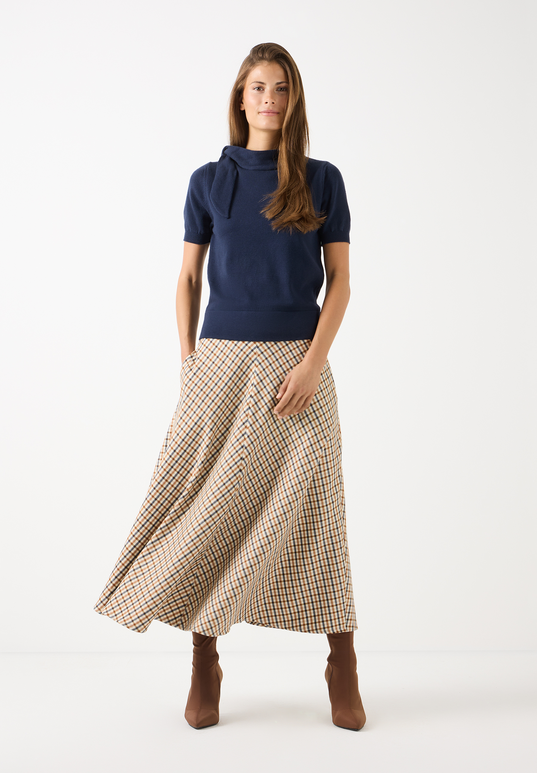MORE & MORE Feinstrick-Pullover in Navy mit kurzem Arm & hochgeschlossenem Kragen, dazu ein gemusterter Rock & braune Stiefeletten