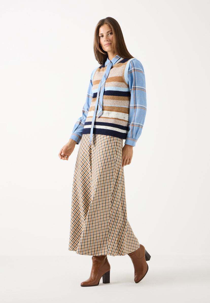 MORE & MORE Bluse: Eine Frau trägt eine blau karierte MORE & MORE Bluse unter einem gestreiften Strickpullunder in Blau- und Brauntönen. Dazu einen karierten Rock und braune Stiefeletten. MORE & MORE Bluse: Eine Frau trägt eine blau karierte MORE & MORE Bluse unter einem gestreiften Strickpullunder in Blau- und Brauntönen. Dazu einen karierten Rock und braune Stiefeletten.