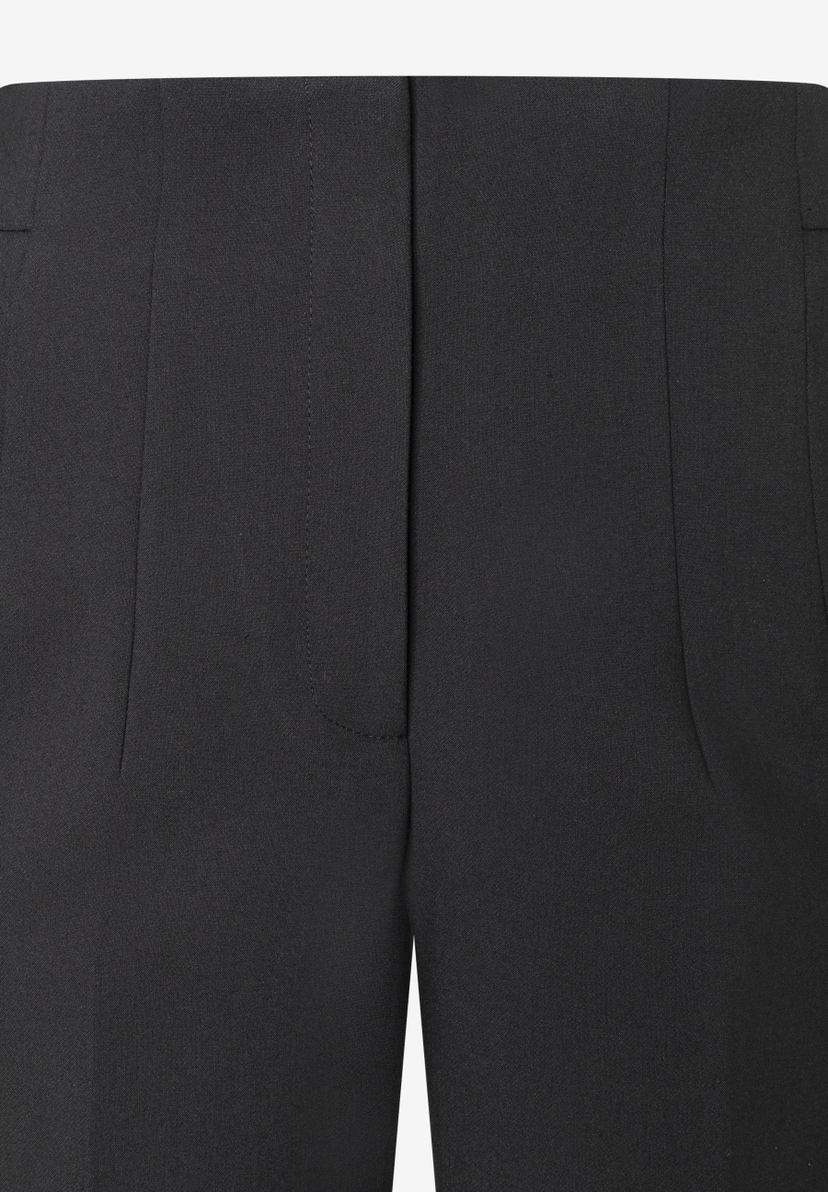 MORE & MORE schwarze Business-Hose im Detail, Nahaufnahme des Taillenbereichs mit verdecktem Reißverschluss. MORE & MORE schwarze Business-Hose im Detail, Nahaufnahme des Taillenbereichs mit verdecktem Reißverschluss.