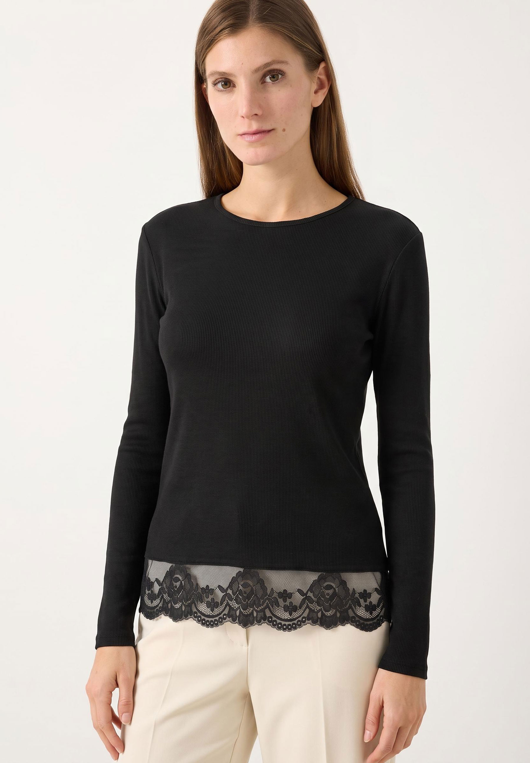 MORE & MORE geripptes Langarmshirt/Oberteil aus Rippstrick mit Spitzenborte und Rundhalsausschnitt. MORE & MORE geripptes Langarmshirt/Oberteil aus Rippstrick mit Spitzenborte und Rundhalsausschnitt.