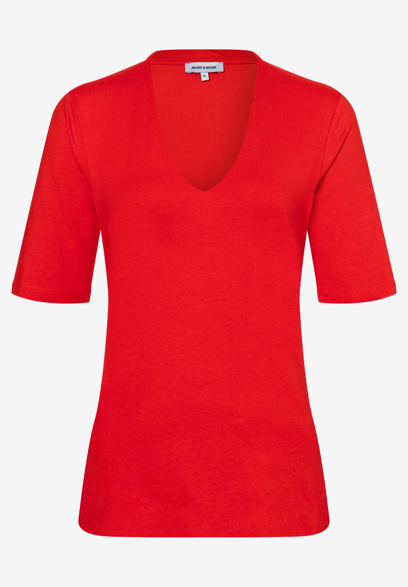Ein rotes, elastisches MORE & MORE Jersey-T-Shirt mit V-Ausschnitt und bequemer Passform. Ein rotes, elastisches MORE & MORE Jersey-T-Shirt mit V-Ausschnitt und bequemer Passform.