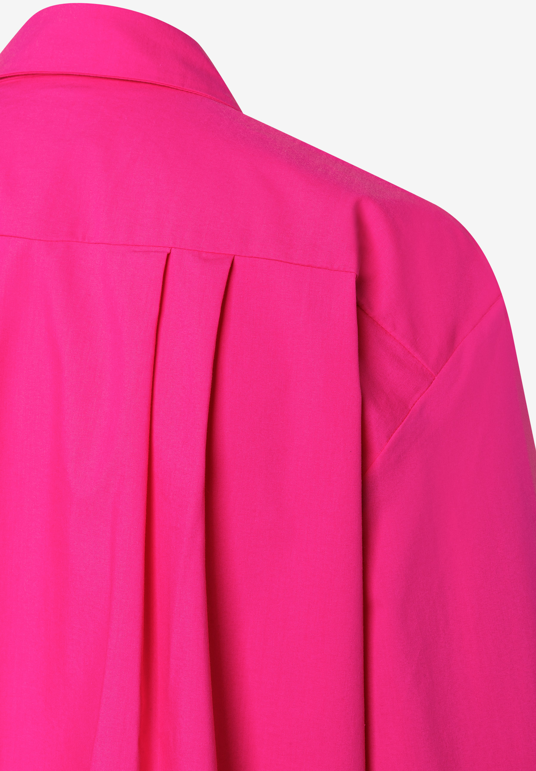 Nahaufnahme einer pinkfarbenen MORE & MORE Bluse mit Webware und Falten am Rücken. Nahaufnahme einer pinkfarbenen MORE & MORE Bluse mit Webware und Falten am Rücken.