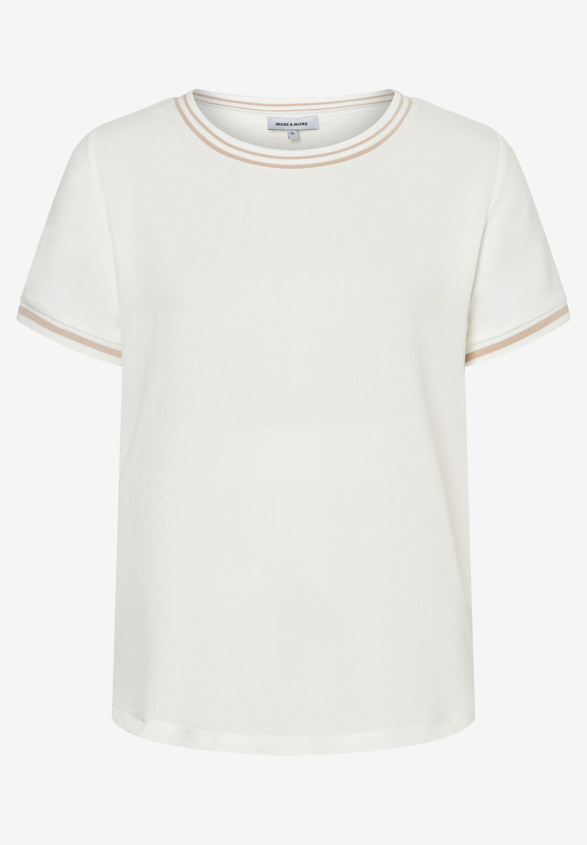 Ein weißes MORE & MORE T-Shirt mit kurzen Ärmeln und braunen Streifen am Ausschnitt und Ärmelenden. Ein weißes MORE & MORE T-Shirt mit kurzen Ärmeln und braunen Streifen am Ausschnitt und Ärmelenden.