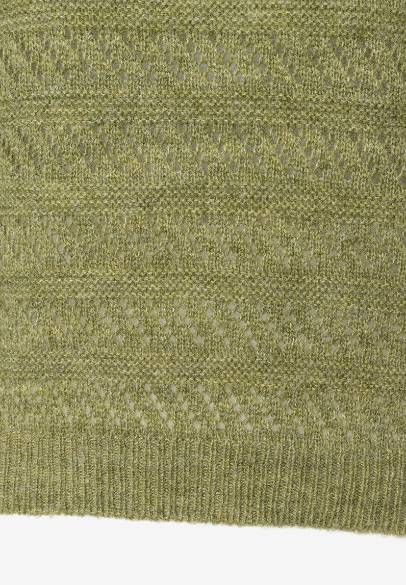 Nahaufnahme eines olivgrünen MORE & MORE Strick-Oberteils mit angenehmem, elastischem Tragekomfort und weichem Griff. Nahaufnahme eines olivgrünen MORE & MORE Strick-Oberteils mit angenehmem, elastischem Tragekomfort und weichem Griff.