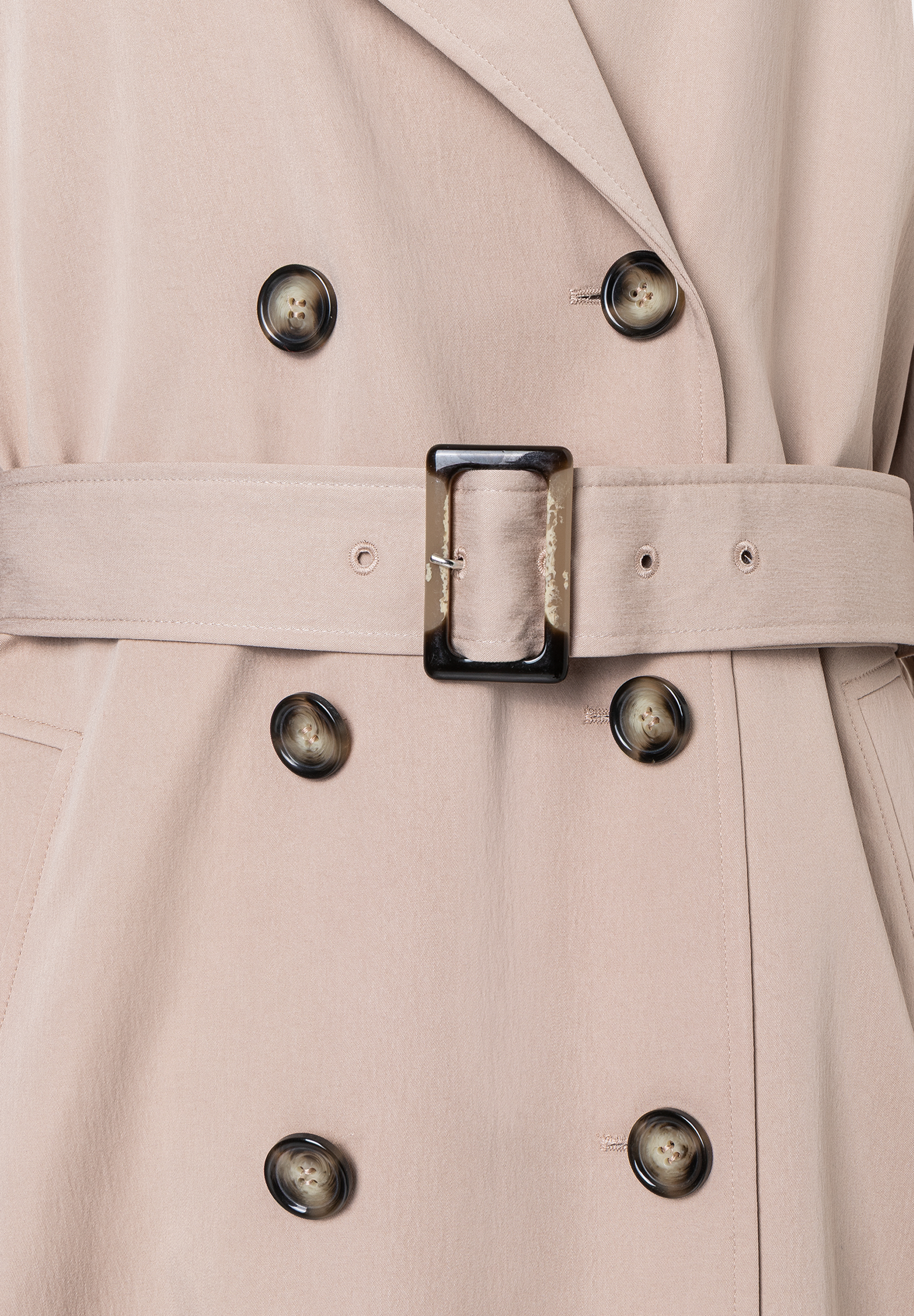 Nahaufnahme eines MORE & MORE Mantels mit doppelreihiger Knopfleiste und Gürtel. Nahaufnahme eines MORE & MORE Mantels mit doppelreihiger Knopfleiste und Gürtel.