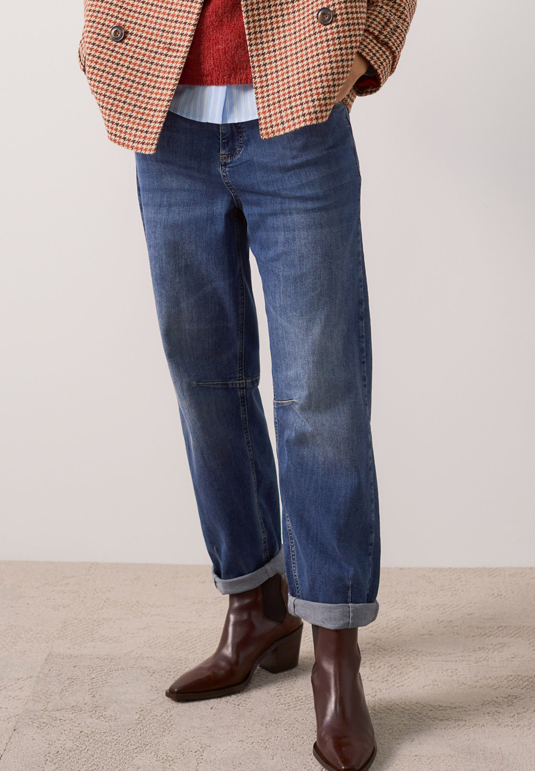 MORE & MORE Jeans: Modell mit weitem Bein, hochgekrempeltem Saum, kombiniert mit braunen Stiefeln und Hahnentritt-Blazer.