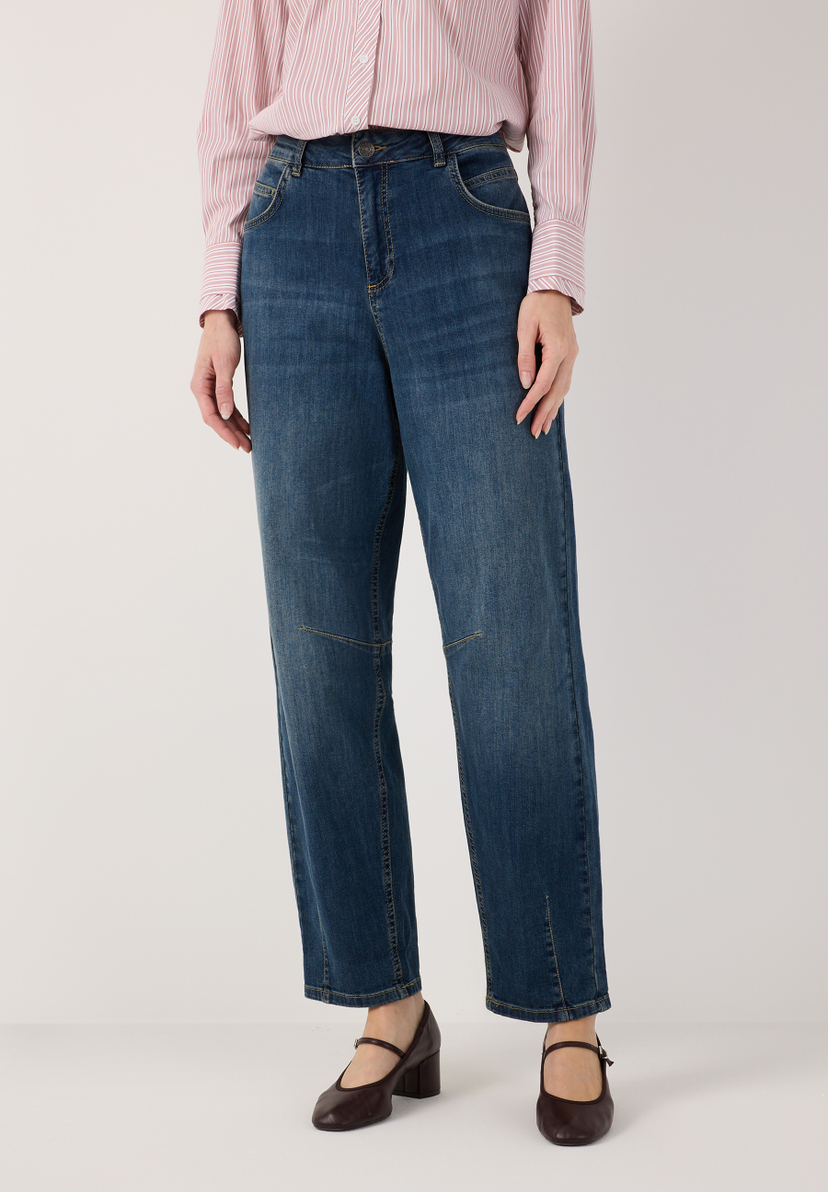 MORE & MORE Jeans aus elastischem Denim für angenehmen Tragekomfort, kombiniert mit kariertem Blazer und Stiefeletten. MORE & MORE Jeans aus elastischem Denim für angenehmen Tragekomfort, kombiniert mit kariertem Blazer und Stiefeletten.