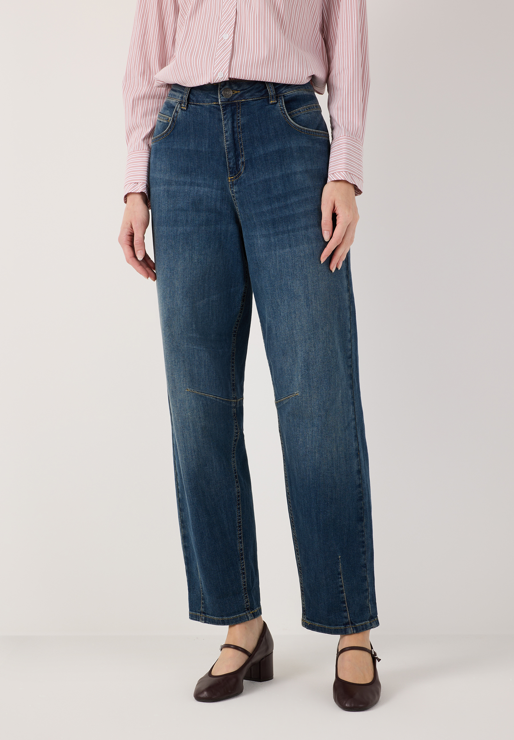 MORE & MORE Jeans aus elastischem Denim für angenehmen Tragekomfort, kombiniert mit kariertem Blazer und Stiefeletten.