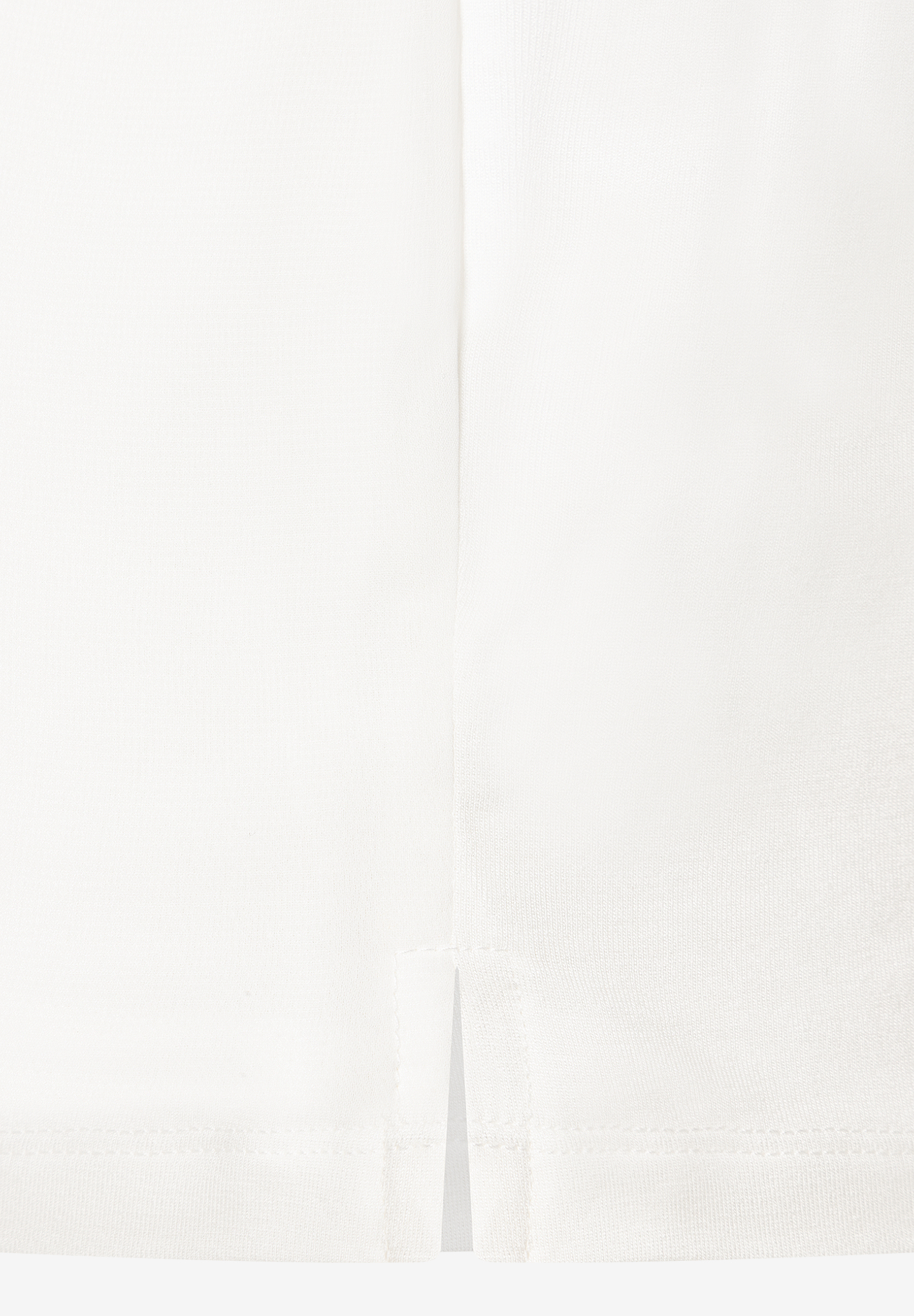 Nahaufnahme eines weißen MORE & MORE Oberteils, Jersey-Material mit kleinem Schlitz.