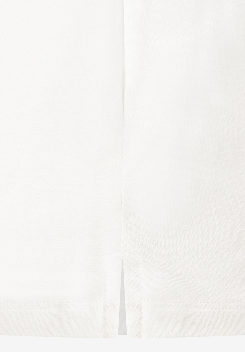 Nahaufnahme eines weißen MORE & MORE Oberteils, Jersey-Material mit kleinem Schlitz. Nahaufnahme eines weißen MORE & MORE Oberteils, Jersey-Material mit kleinem Schlitz.